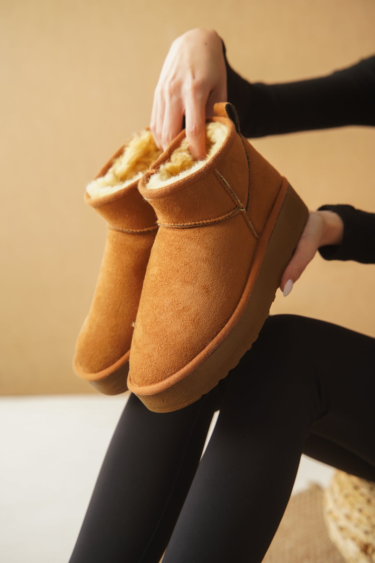 Raina Kalın Tabanlı Yuvarlak Burunlu Kürklü Kısa Kadın Bot