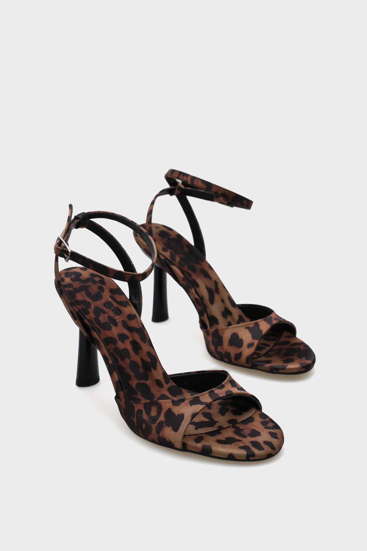 Elisa Yuvarlak Burunlu Bilekten Bantlı Yüksek Topuklu Kadın Sandalet