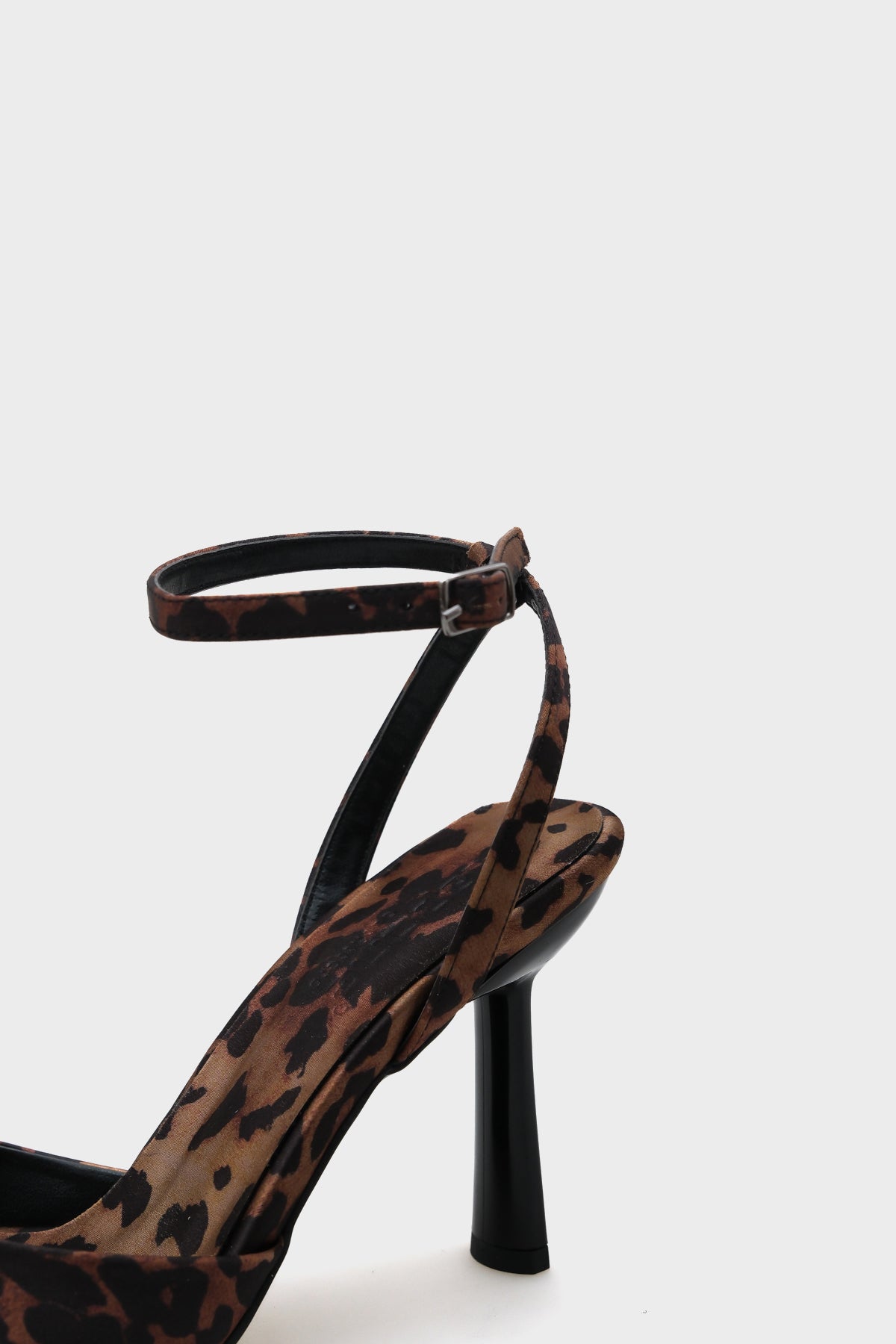 Elisa Yuvarlak Burunlu Bilekten Bantlı Yüksek Topuklu Kadın Sandalet