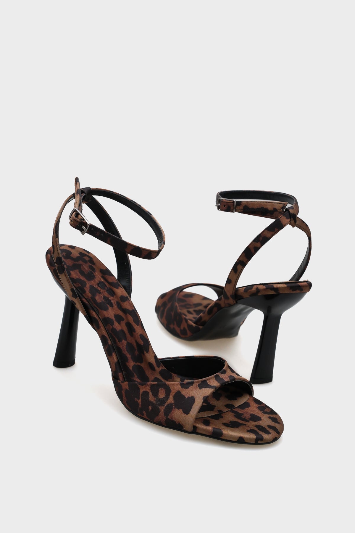 Elisa Yuvarlak Burunlu Bilekten Bantlı Yüksek Topuklu Kadın Sandalet