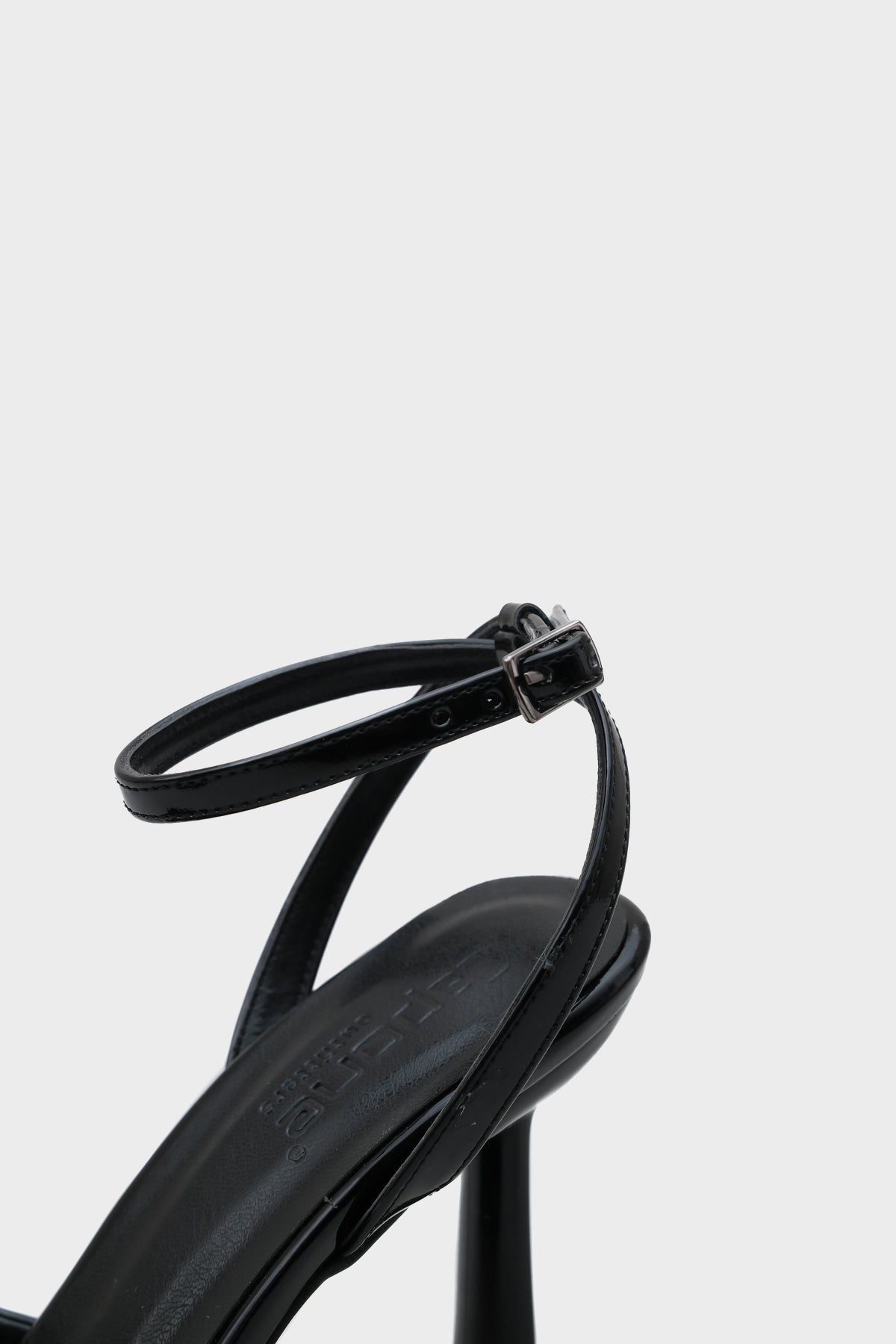 Elisa Yuvarlak Burunlu Bilekten Bantlı Yüksek Topuklu Kadın Sandalet