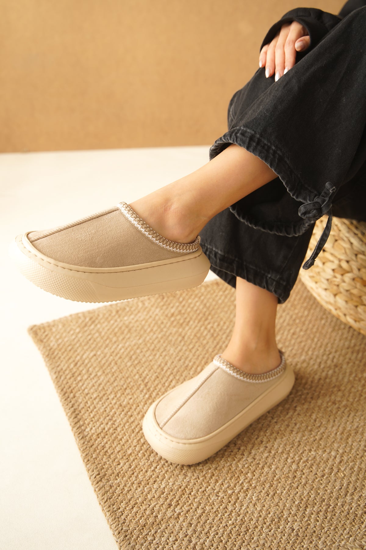 Kalın Taban Süet Dikiş Detaylı Kadın Terlik