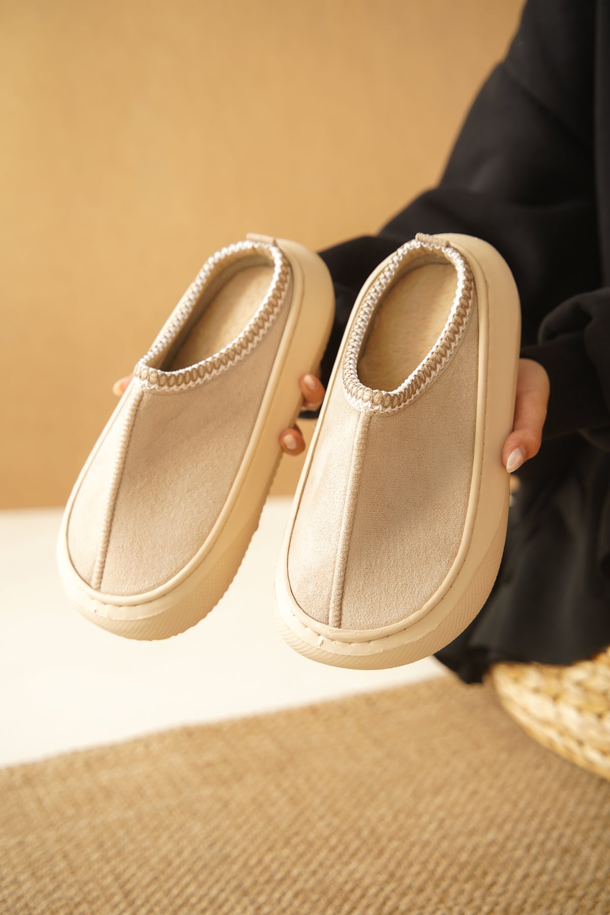 Kalın Taban Süet Dikiş Detaylı Kadın Terlik