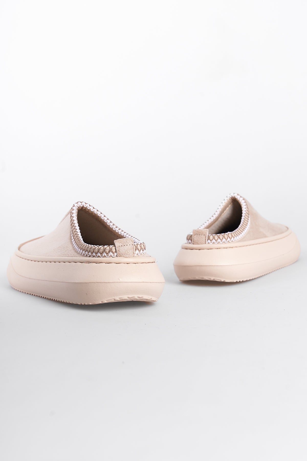 Kalın Taban Süet Dikiş Detaylı Kadın Terlik