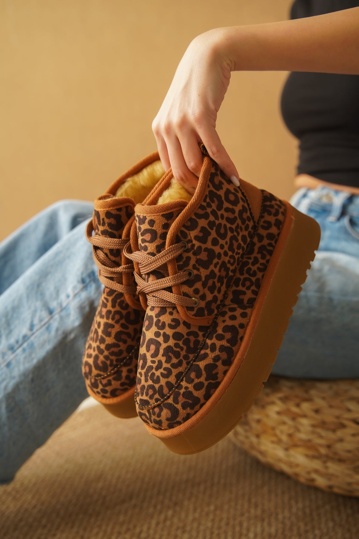 Madeline Kalın Tabanlı Yuvarlak Burunlu Bağcıklı Kürklü Kadın Bot