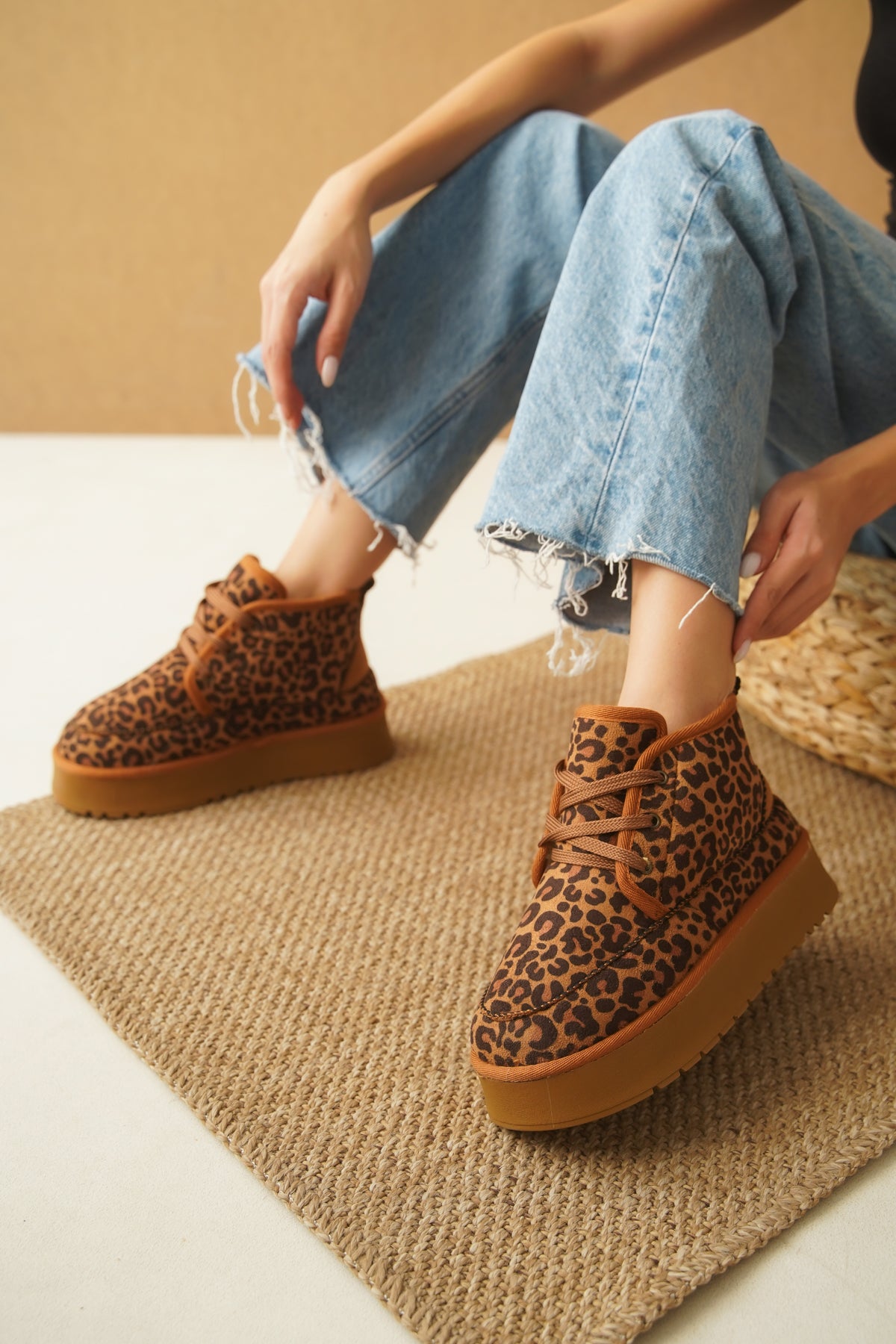 Madeline Kalın Tabanlı Yuvarlak Burunlu Bağcıklı Kürklü Kadın Bot