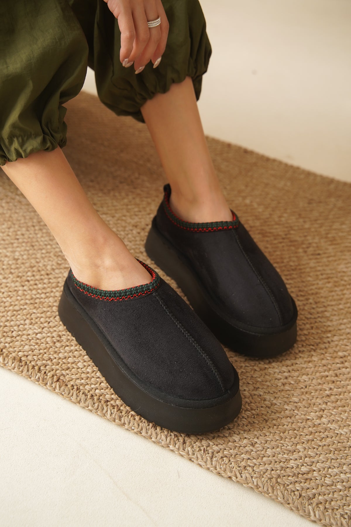 Carroll Kalın Tabanlı Yuvarlak Burunlu Kürklü Kadın Kapalı Terlik