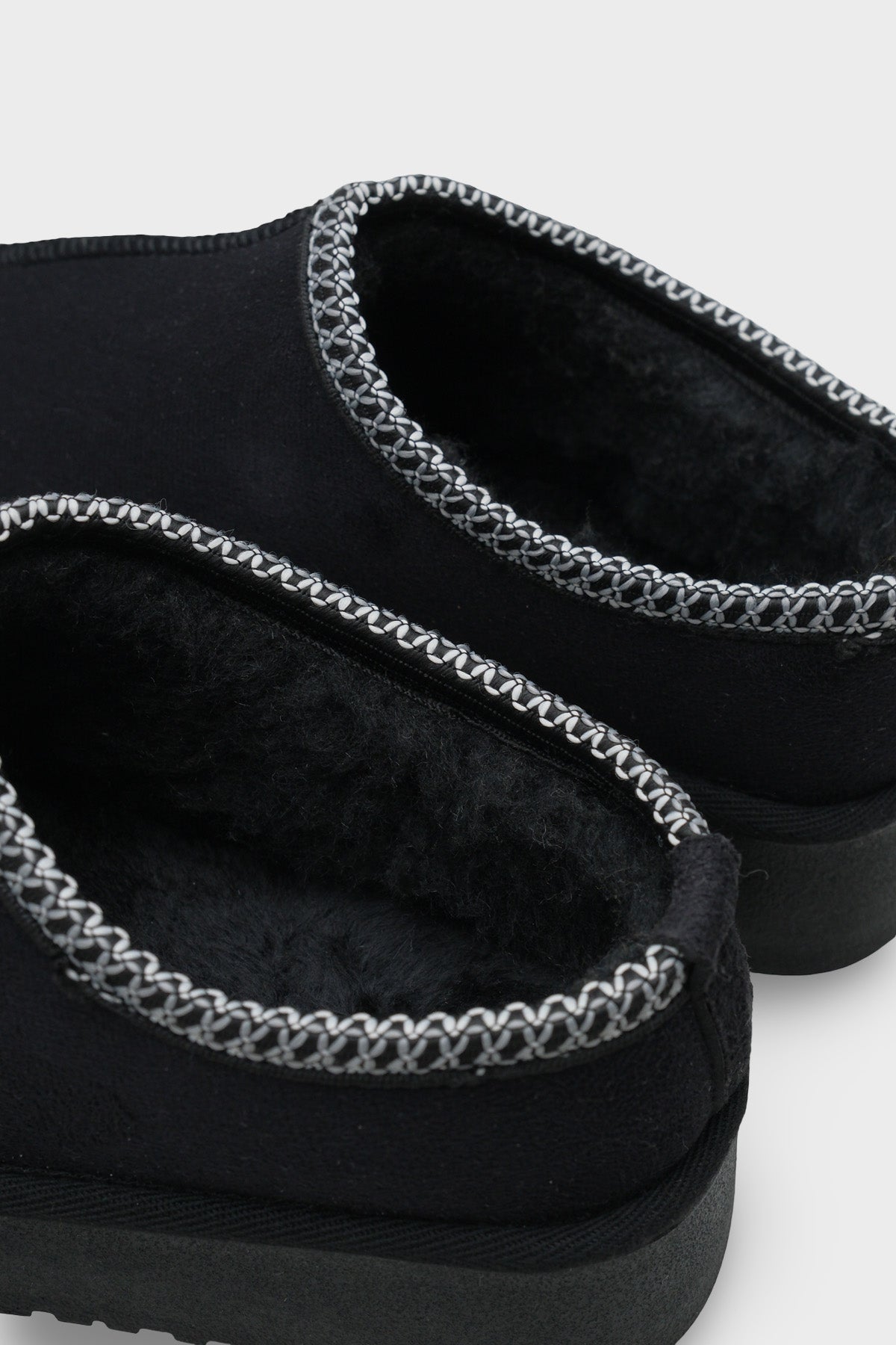 Carroll Kalın Tabanlı Yuvarlak Burunlu Kürklü Kadın Kapalı Terlik