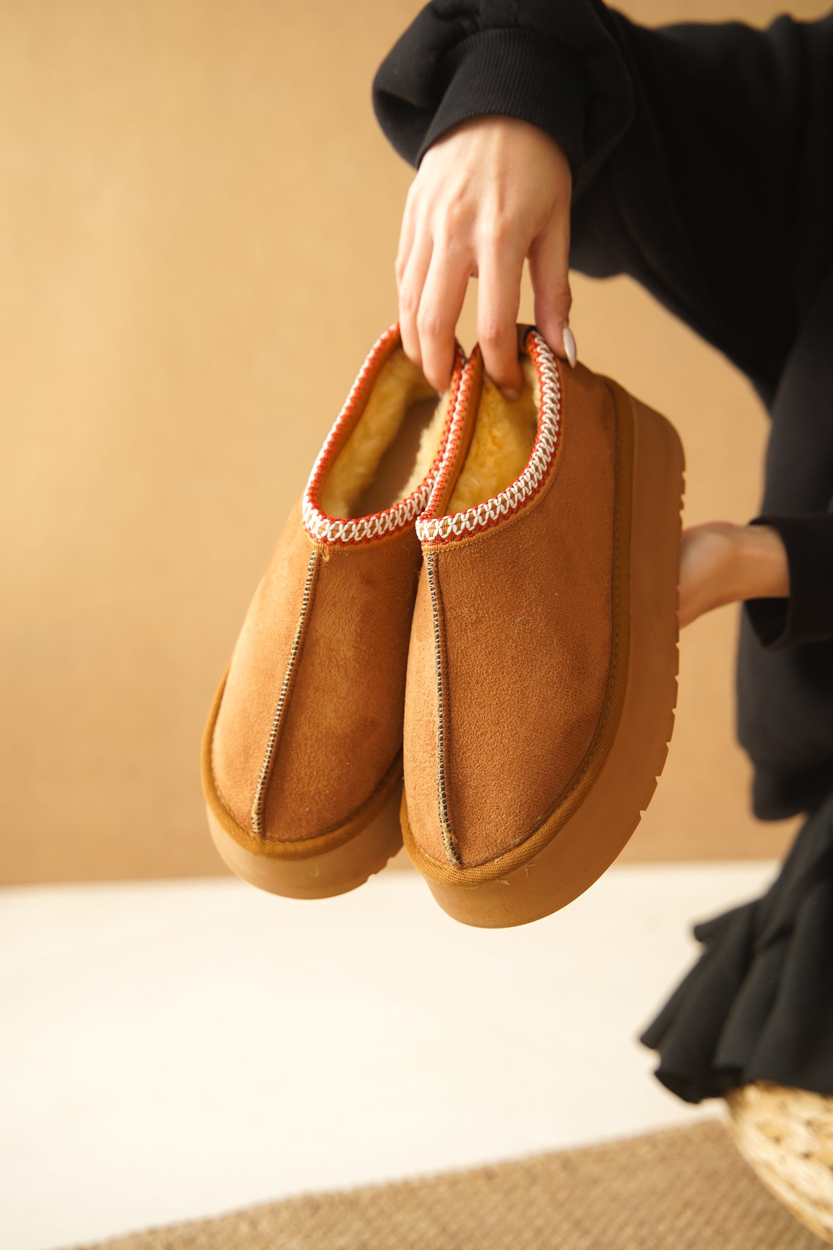 Carroll Kalın Tabanlı Yuvarlak Burunlu Kürklü Kadın Kapalı Terlik