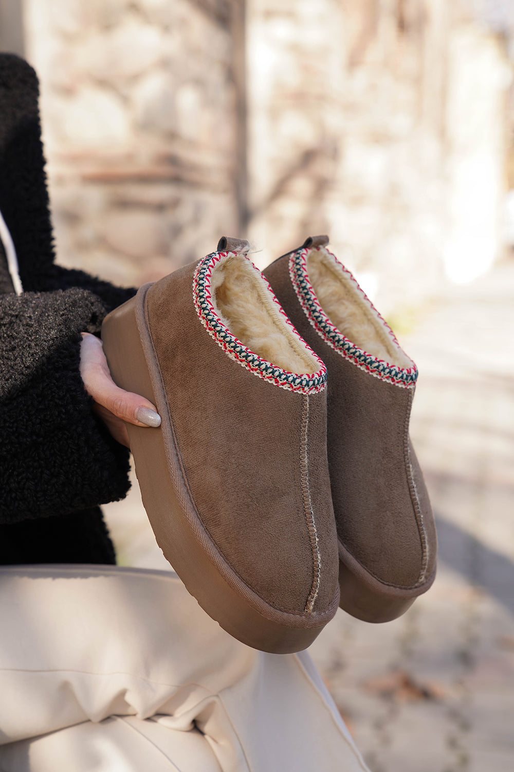 Kalın Tabanlı Yuvarlak Burunlu Kürklü Kadın Kapalı Terlik