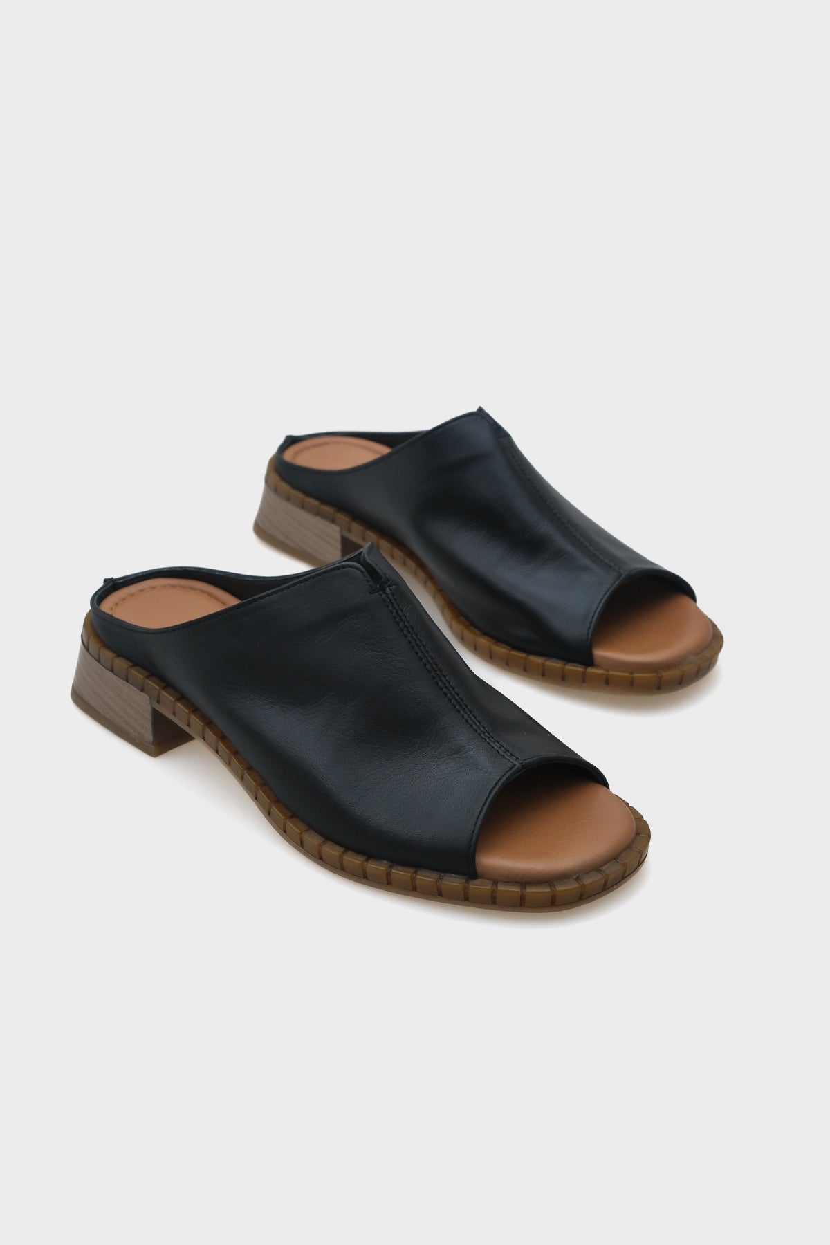 Nessy Kısa Topuklu Tek Bant Deri Kadın Terlik