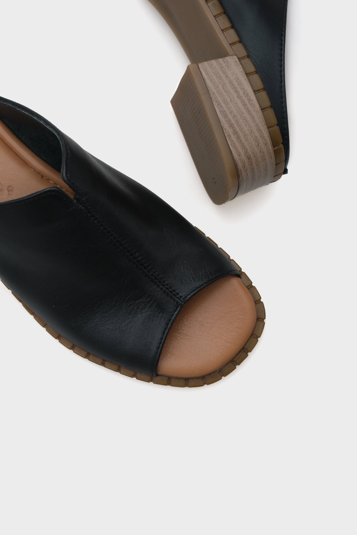 Nessy Kısa Topuklu Tek Bant Deri Kadın Terlik