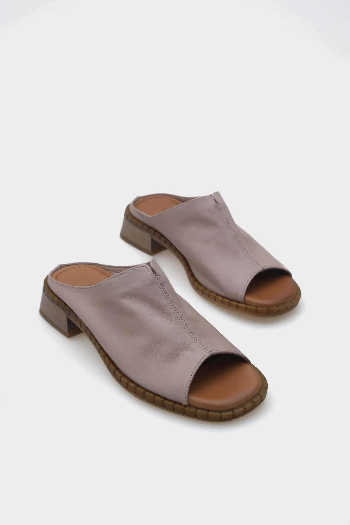 Nessy Kısa Topuklu Tek Bant Deri Kadın Terlik