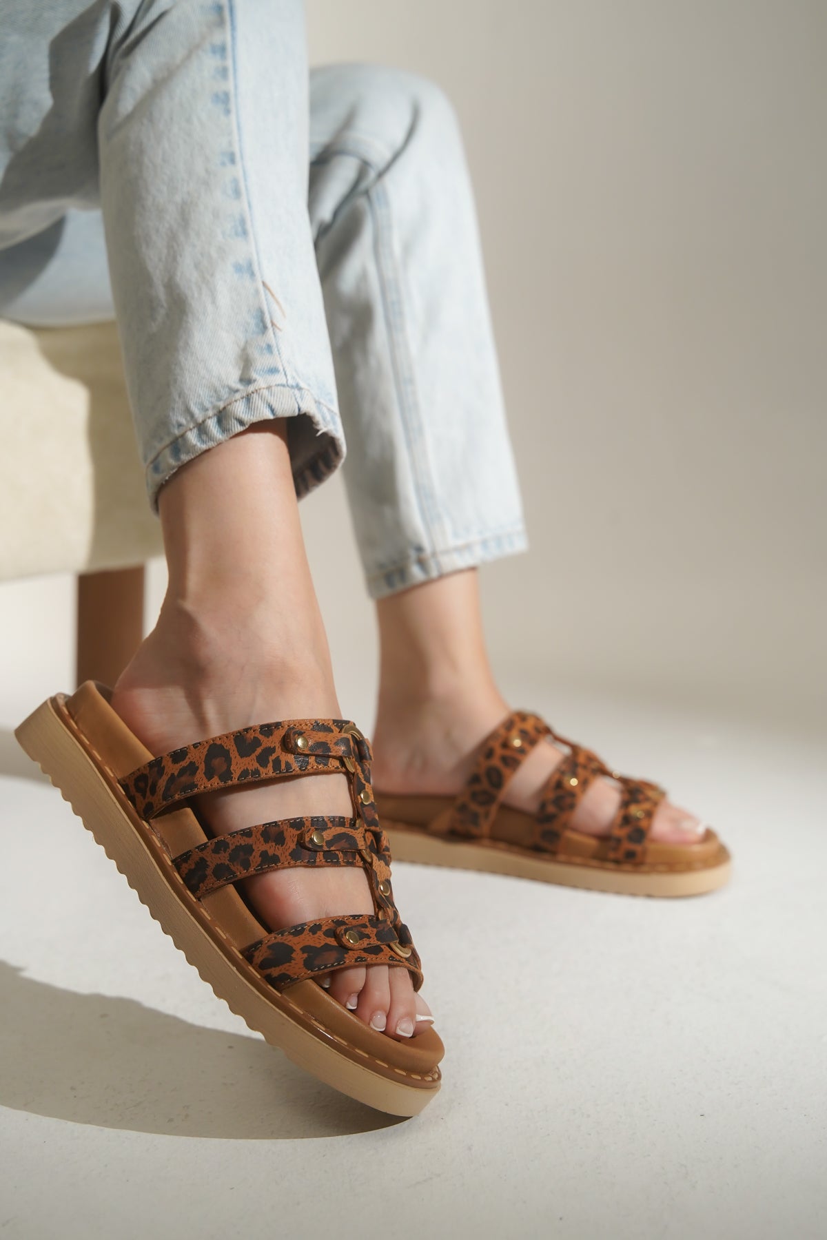 Nisa Aksesuarlı Deri Kadın Terlik