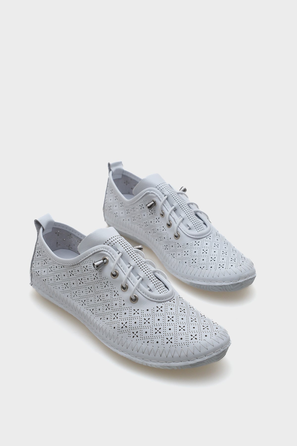 Gwen Saraçlı Lazerli Hakiki Deri Kadın Ayakkabı