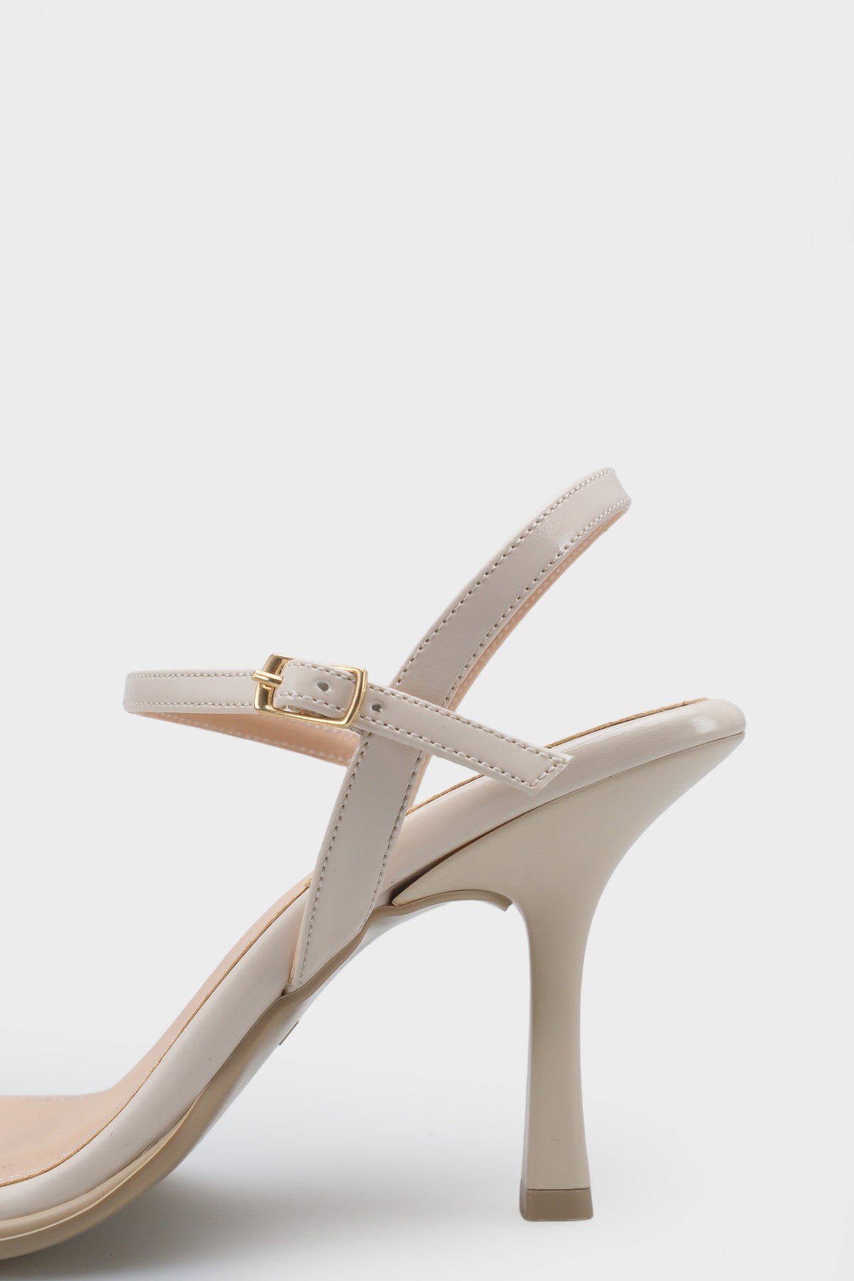 Reggi Küt Burunlu Metal Tek Bantlı Orta Topuklu Bilekten Bantlı Kadın Ayakkabı