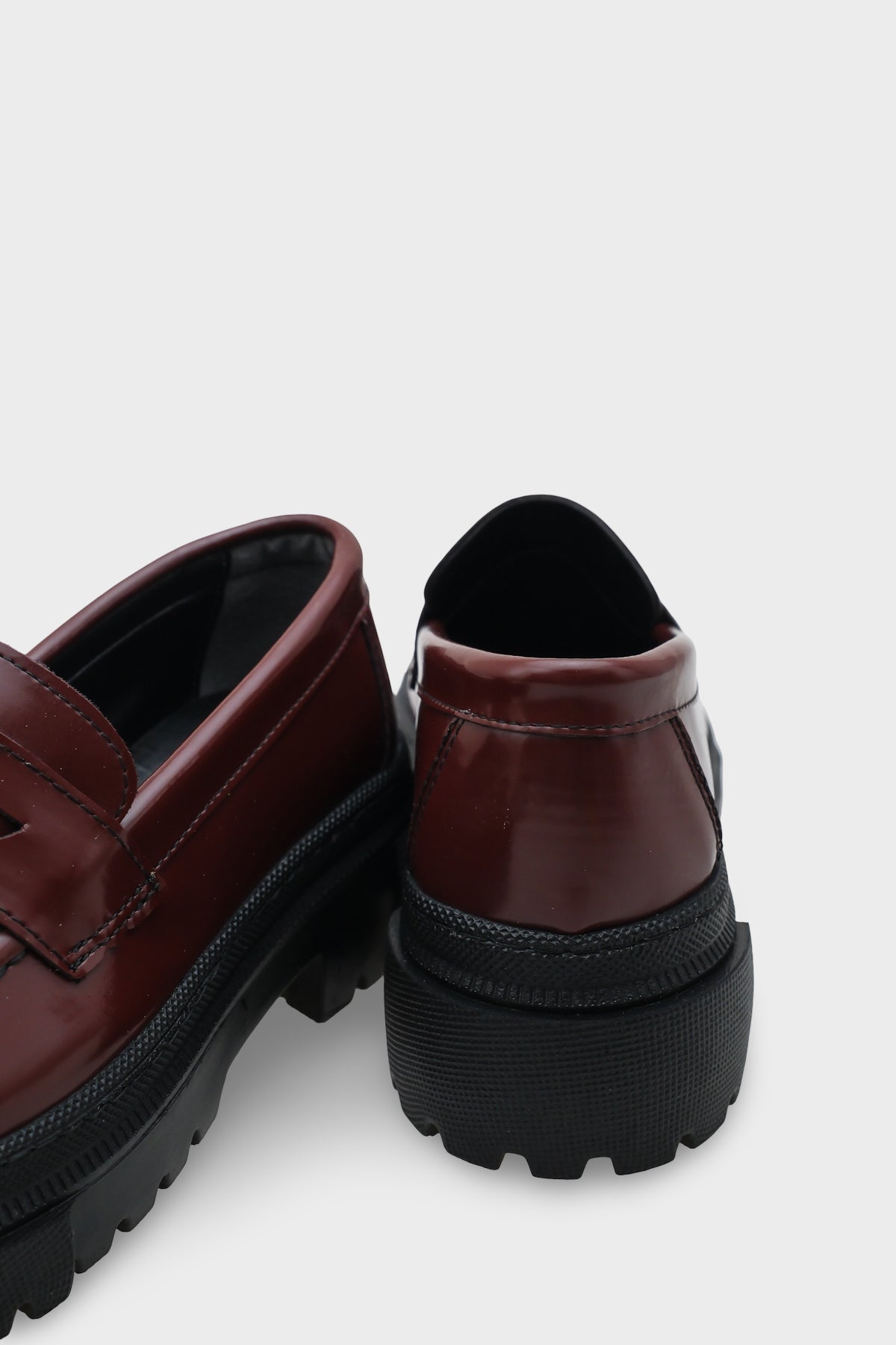 Fania Oval Burunlu Trak Tabanlı Rugan Kadın Loafer