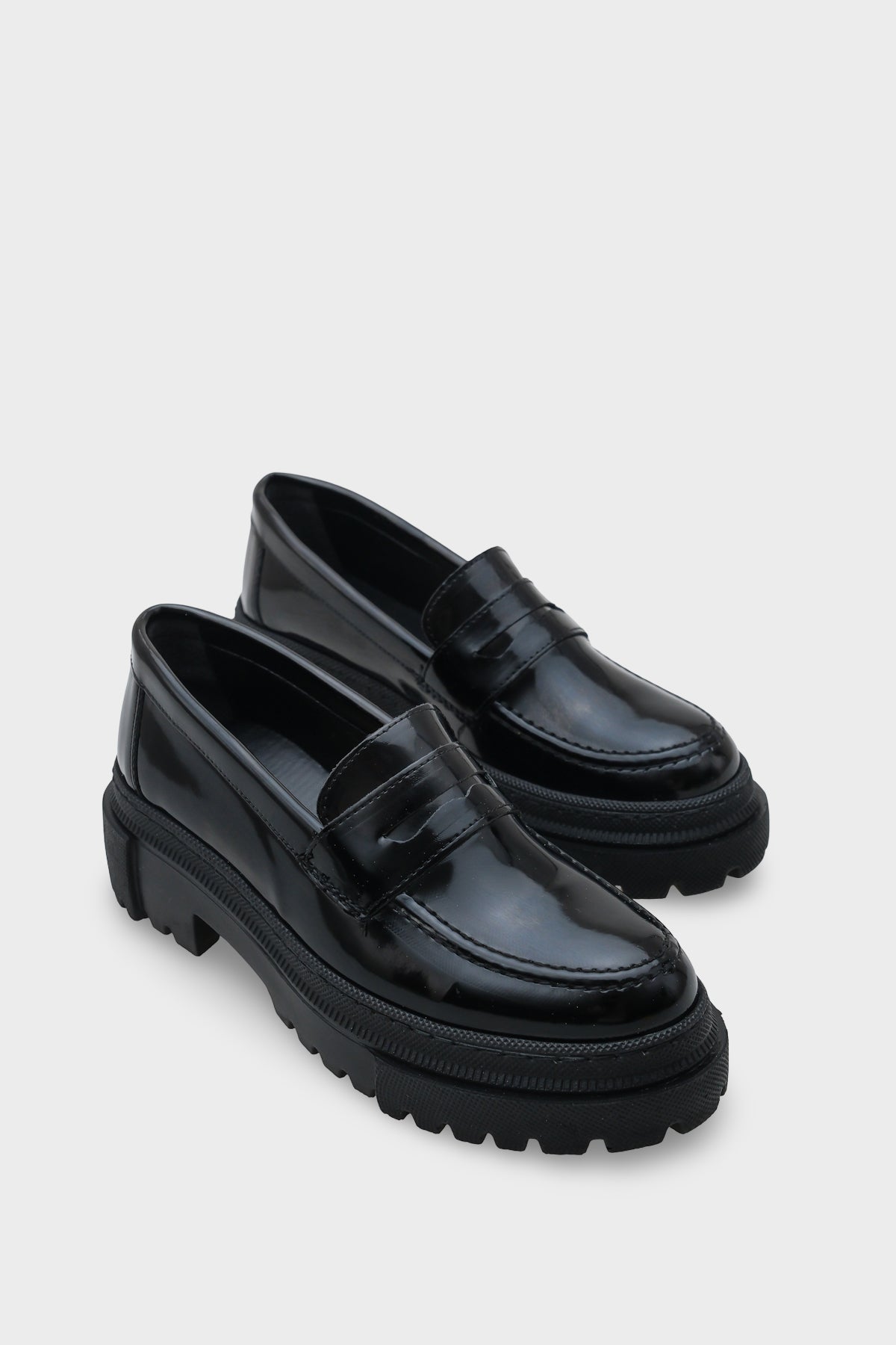 Fania Oval Burunlu Trak Tabanlı Rugan Kadın Loafer