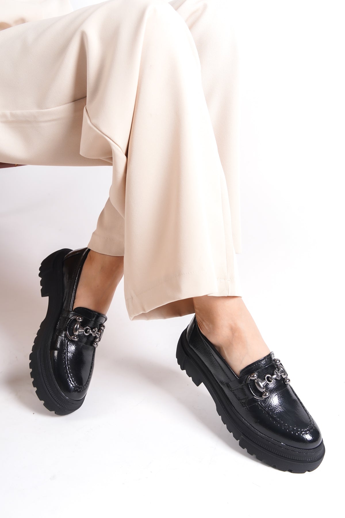 Denni Oval Burunlu Metal Tokalı Trak Tabanlı Kadın Loafer