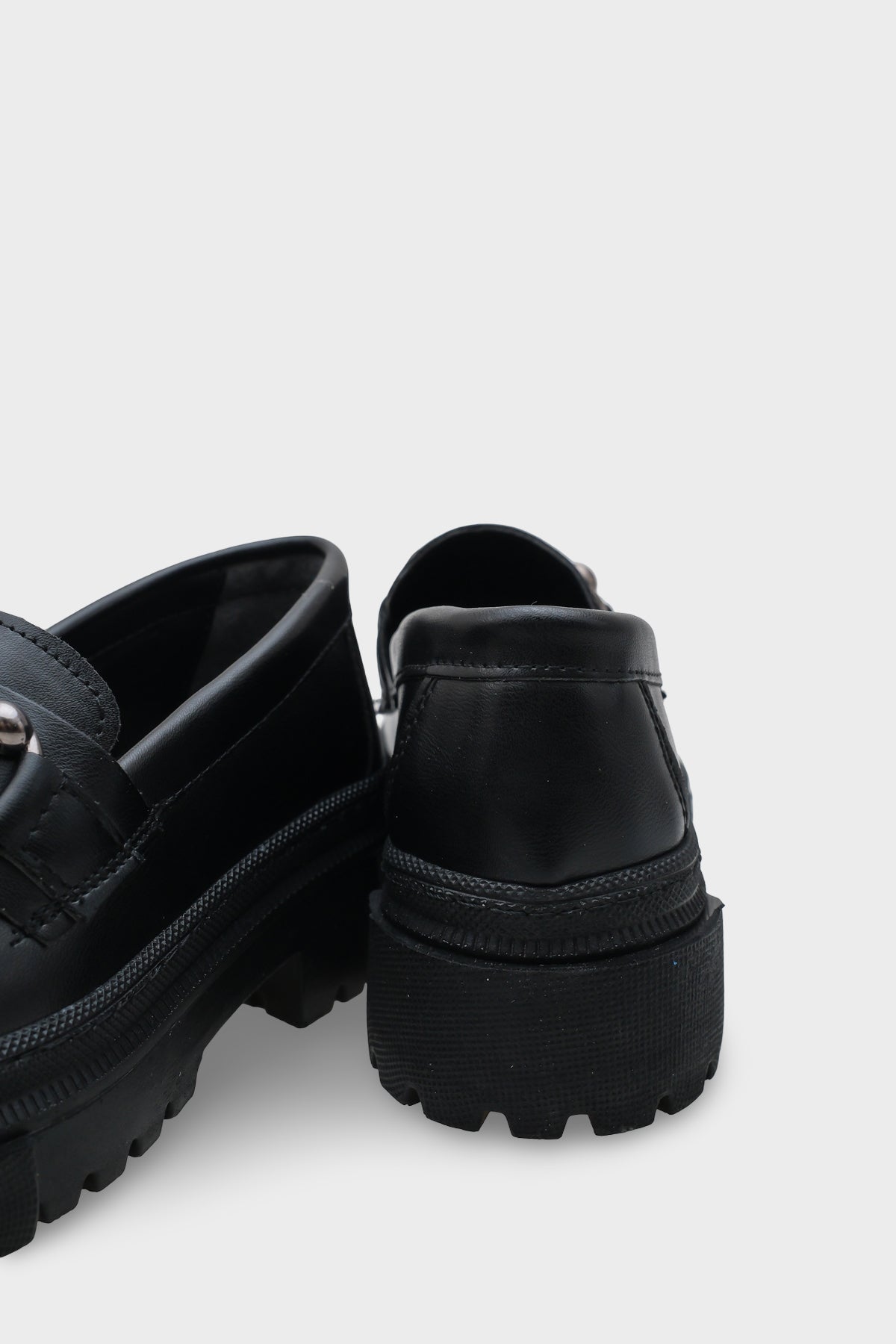 Denni  Oval Burunlu Metal Tokalı Trak Tabanlı Kadın Loafer