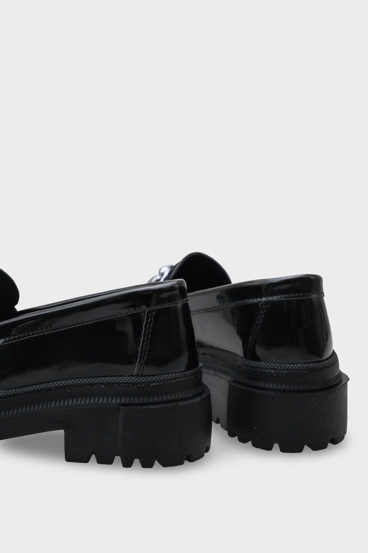 Denni  Oval Burunlu Metal Tokalı Trak Tabanlı Kadın Loafer