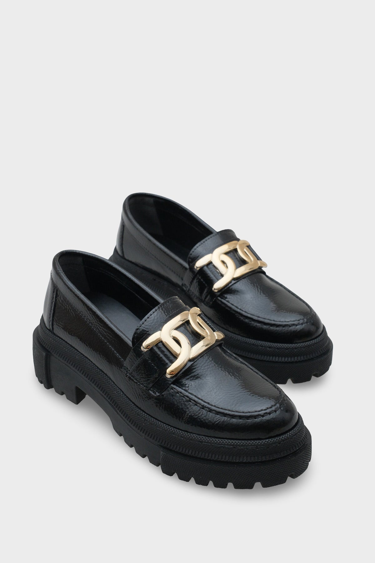 Meagan Oval Burunlu Metal Aksesuarlı Trak Tabanlı Kırışık Rugan Kadın Loafer