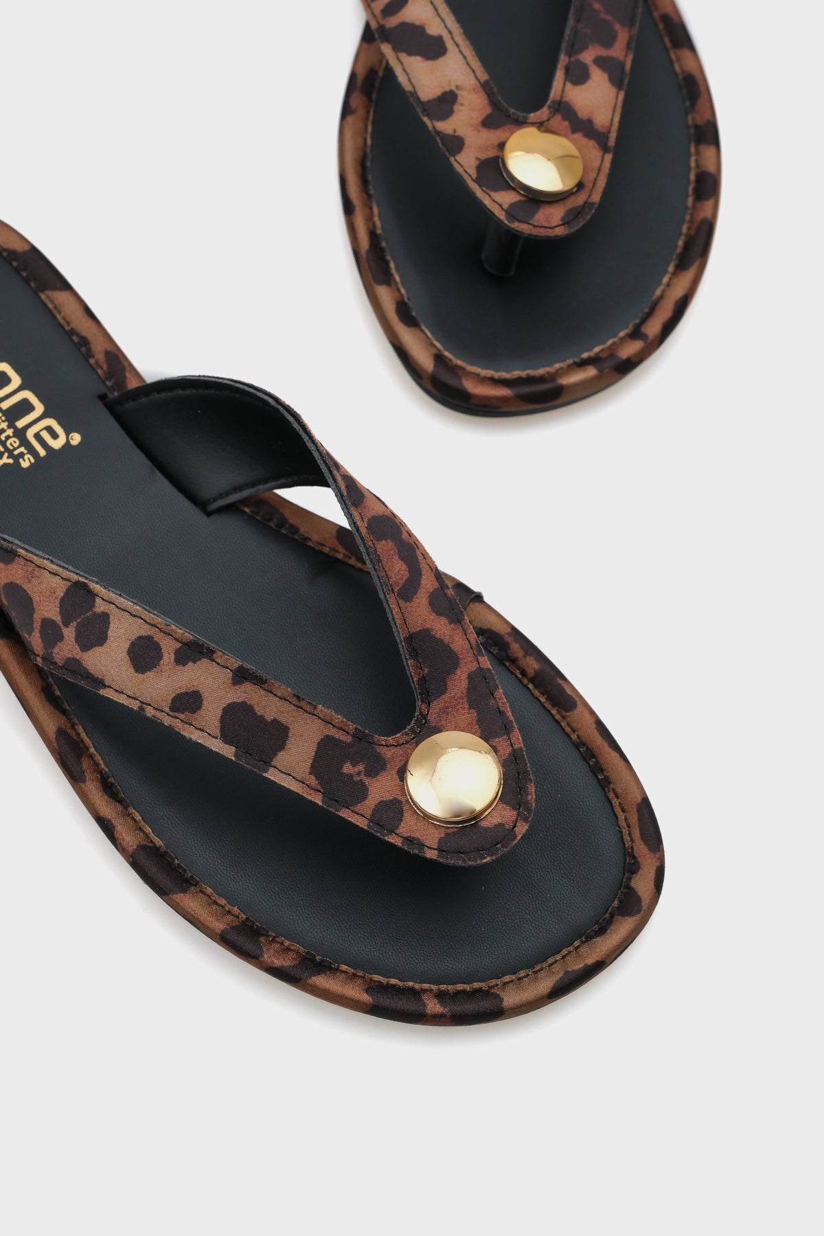 Kassey Parmak Arası Düz Topuklu Metal Aksesuarlı Yuvarlak Burunlu Kadın Terlik