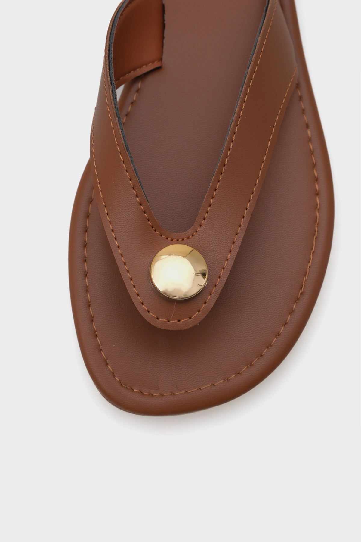 Kassey Parmak Arası Düz Topuklu Metal Aksesuarlı Yuvarlak Burunlu Kadın Terlik