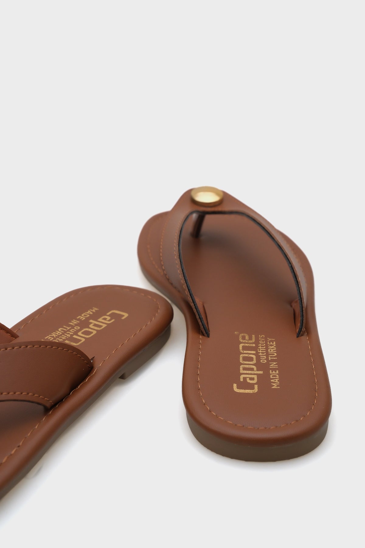 Kassey Parmak Arası Düz Topuklu Metal Aksesuarlı Yuvarlak Burunlu Kadın Terlik