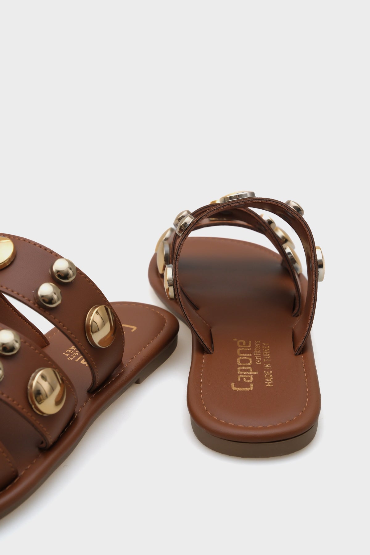 Kate Bantlı Metal Aksesuarlı Düz Topuklu Yuvarlak Burunlu Kadın Terlik