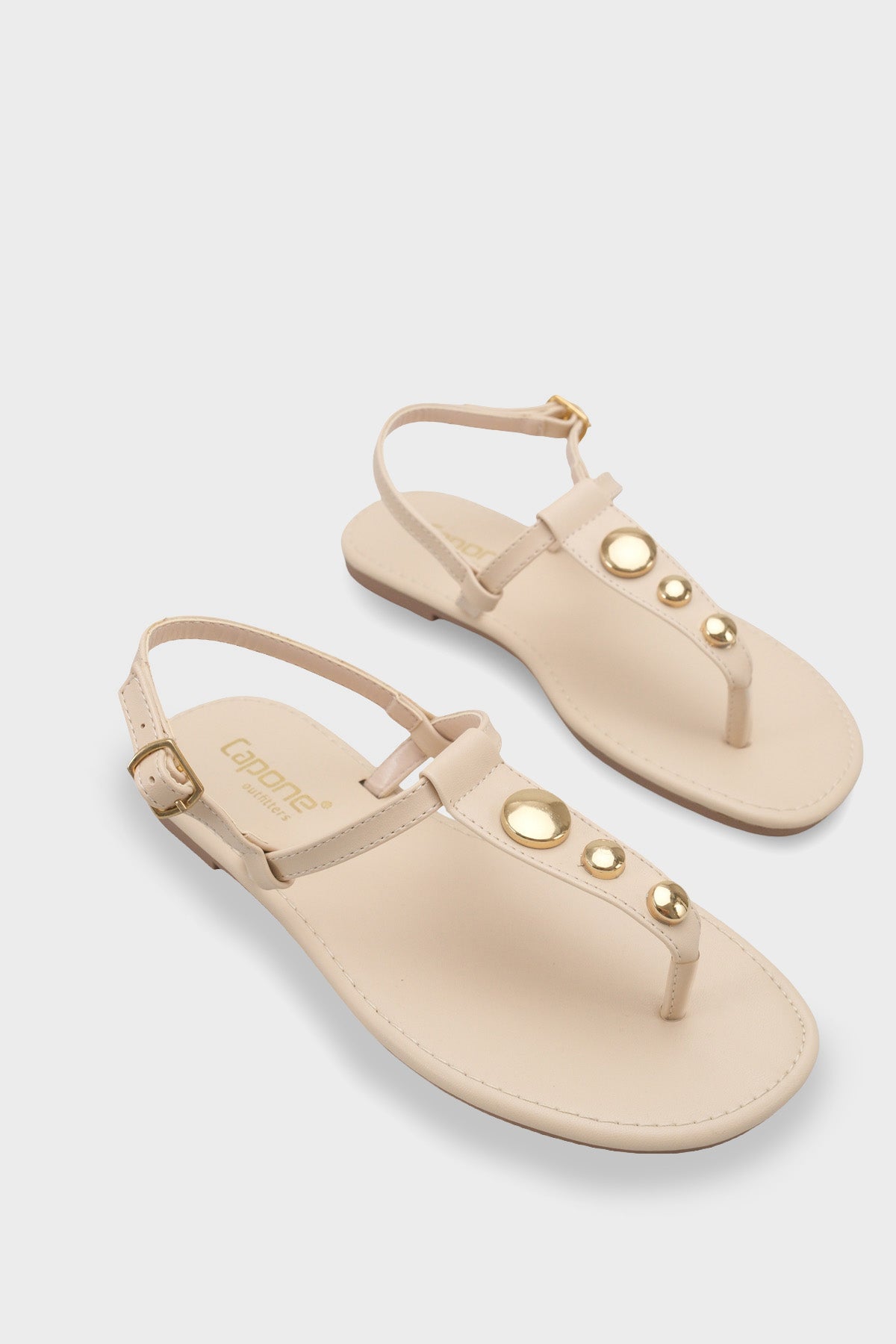 Celia Parmak Arası Düz Topuklu Metal Aksesuarlı Yıvarlak Burunlu Kadın Sandalet