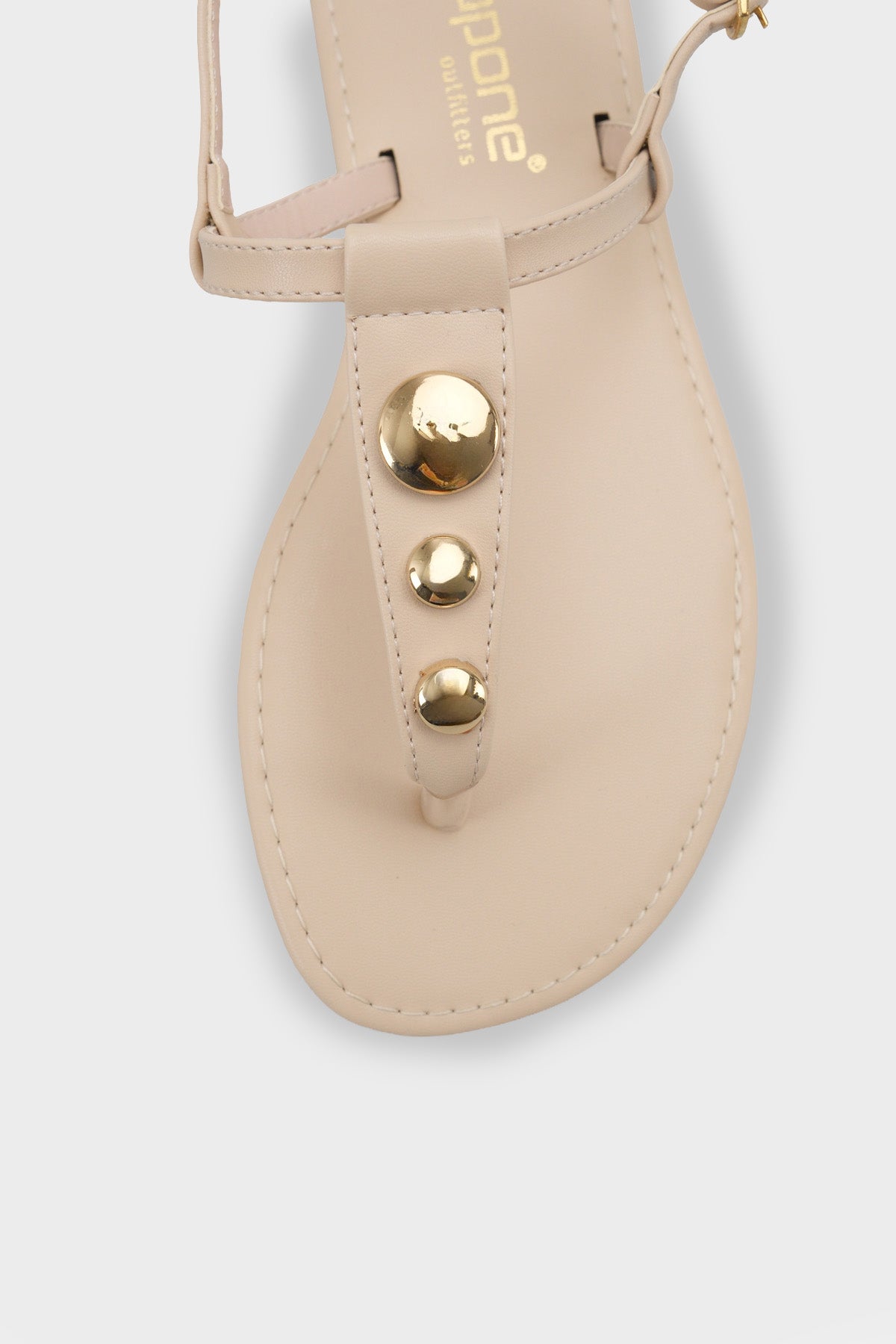 Celia Parmak Arası Düz Topuklu Metal Aksesuarlı Yıvarlak Burunlu Kadın Sandalet