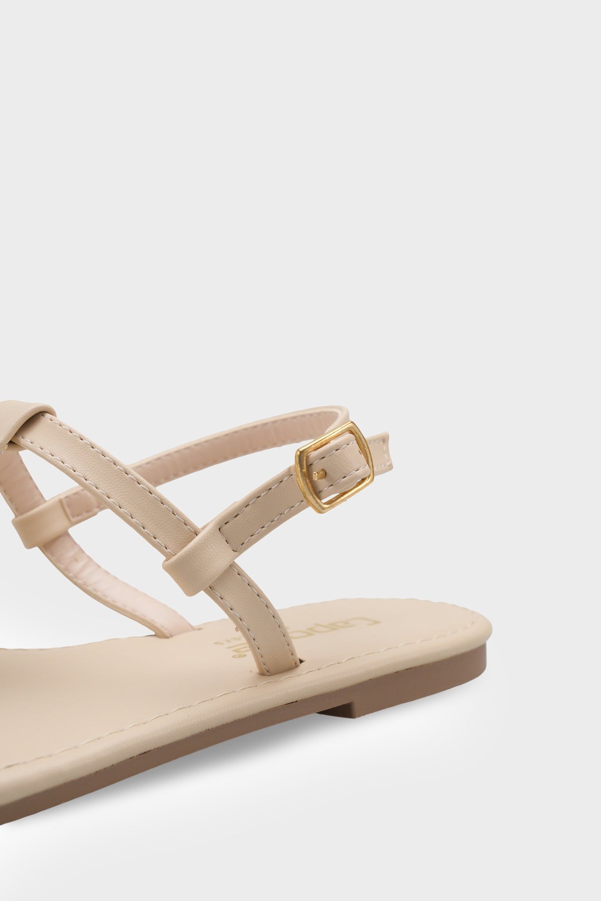 Celia Parmak Arası Düz Topuklu Metal Aksesuarlı Yıvarlak Burunlu Kadın Sandalet