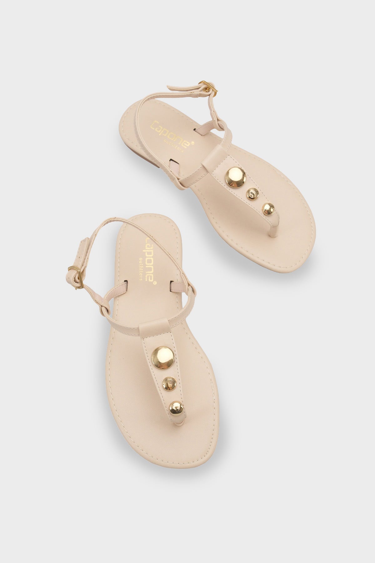 Celia Parmak Arası Düz Topuklu Metal Aksesuarlı Yıvarlak Burunlu Kadın Sandalet