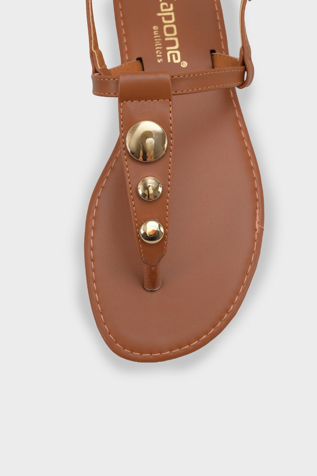 Celia Parmak Arası Düz Topuklu Metal Aksesuarlı Yıvarlak Burunlu Kadın Sandalet