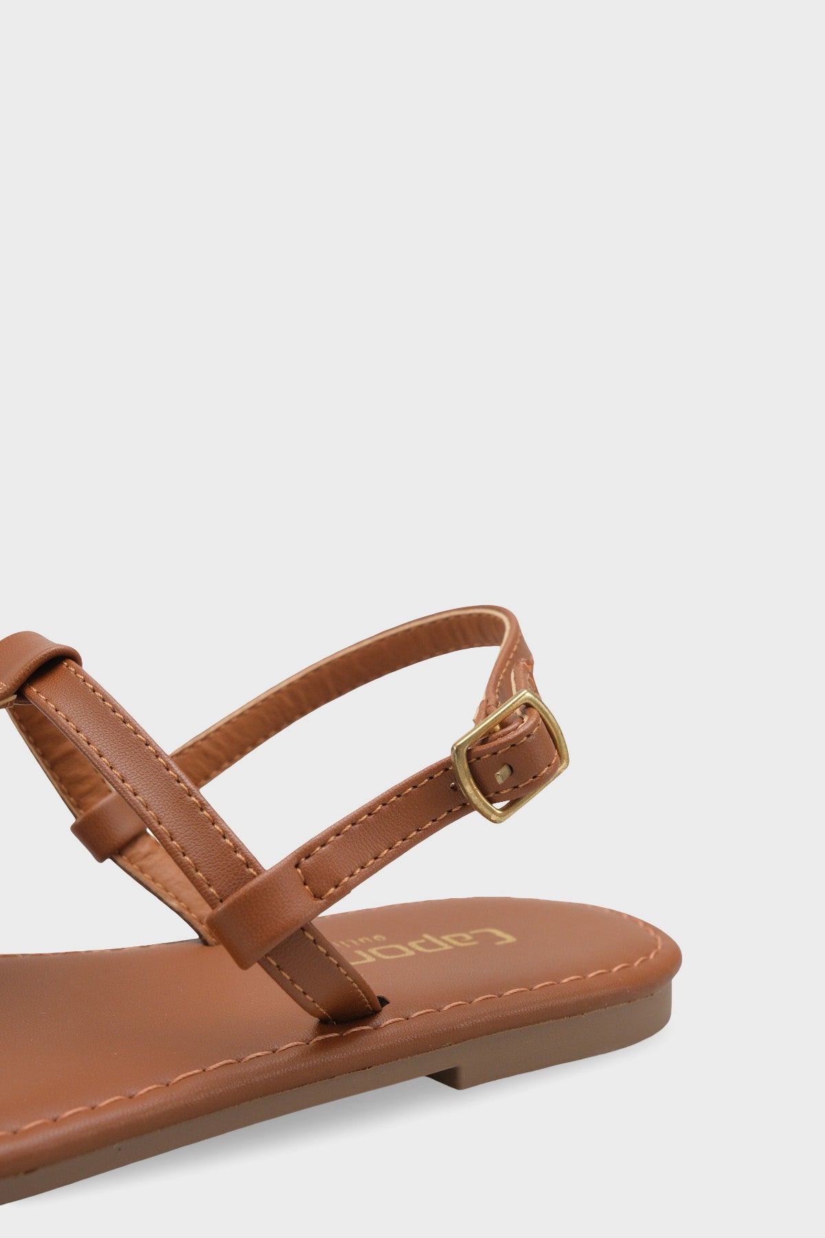 Celia Parmak Arası Düz Topuklu Metal Aksesuarlı Yıvarlak Burunlu Kadın Sandalet