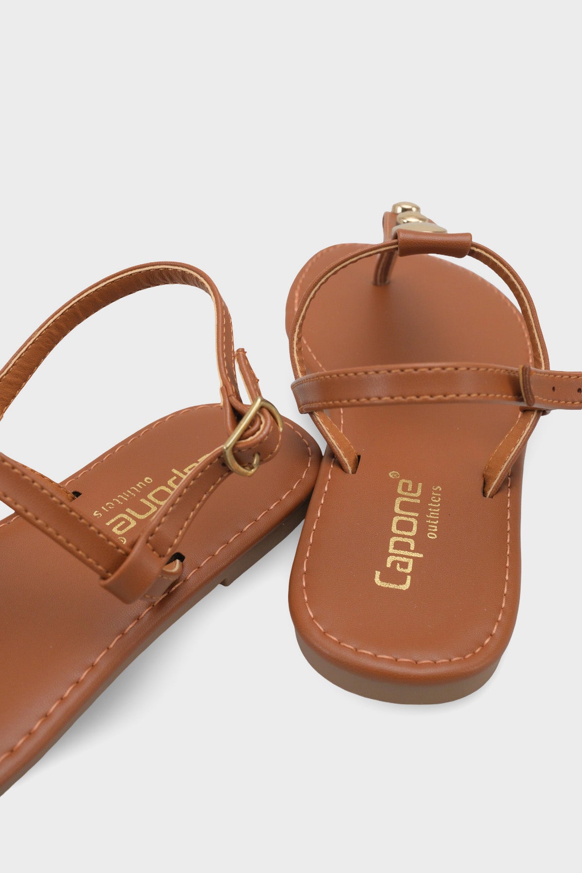 Celia Parmak Arası Düz Topuklu Metal Aksesuarlı Yıvarlak Burunlu Kadın Sandalet