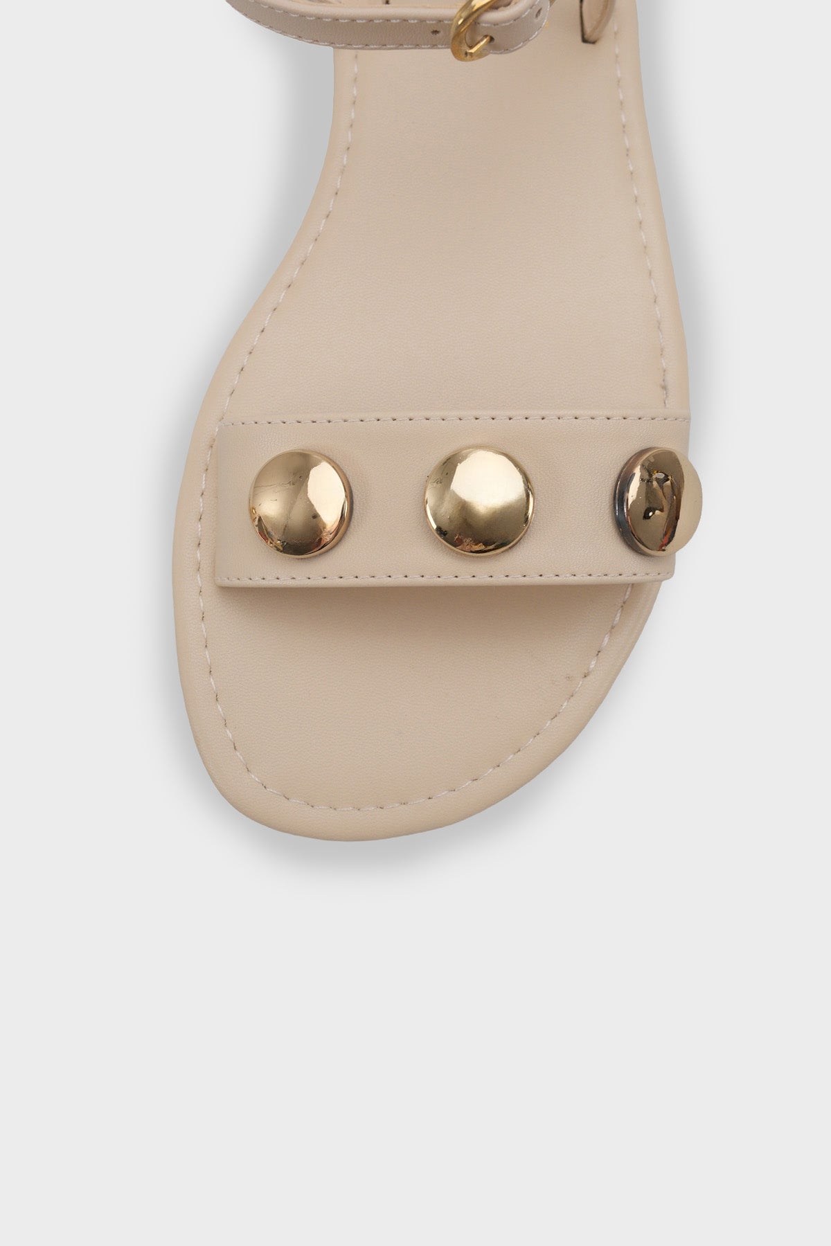 Celina Tek Bantlı Metal Aksesuarlı Bilekten Bantlı Düz Topuklu Yuvarlak Burunlu Kadın Sandalet