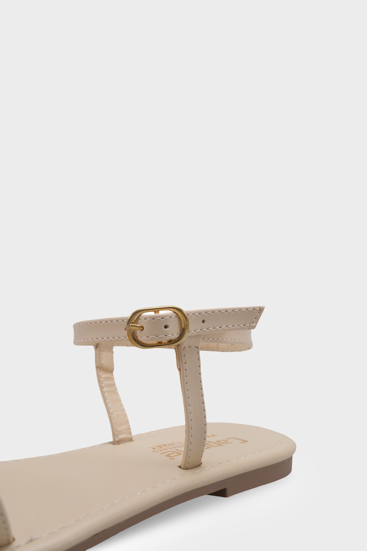 Celina Tek Bantlı Metal Aksesuarlı Bilekten Bantlı Düz Topuklu Yuvarlak Burunlu Kadın Sandalet