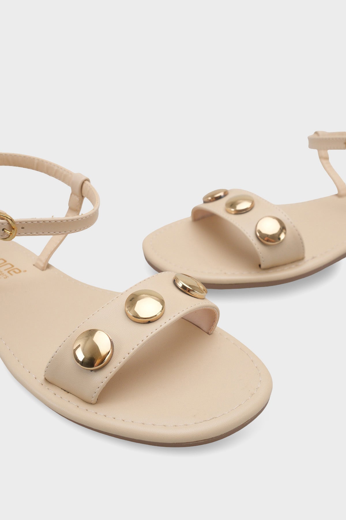 Celina Tek Bantlı Metal Aksesuarlı Bilekten Bantlı Düz Topuklu Yuvarlak Burunlu Kadın Sandalet