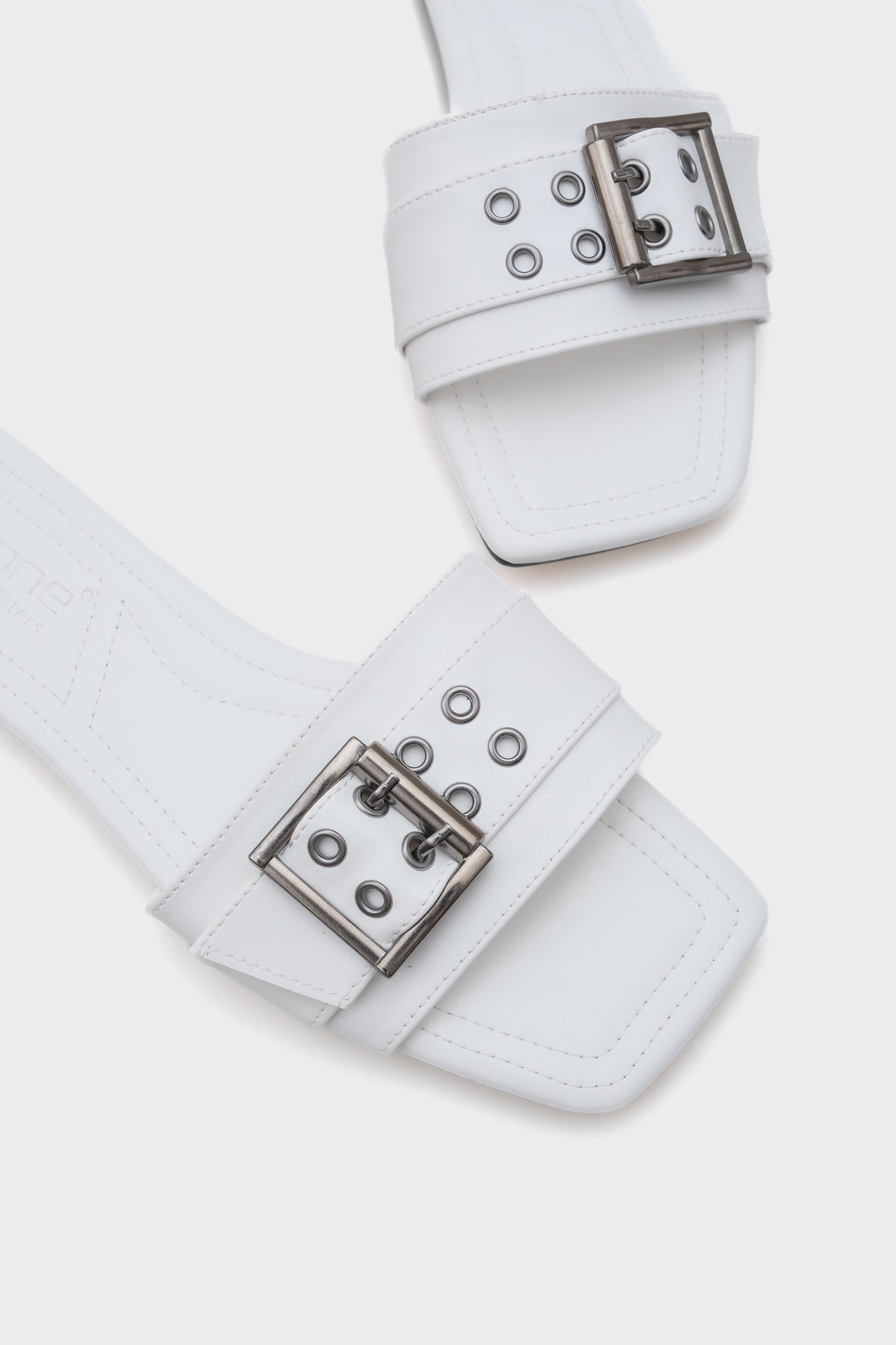 Katha Metal Tokalı Düz Topuklu Küt Burunlu Kadın Terlik