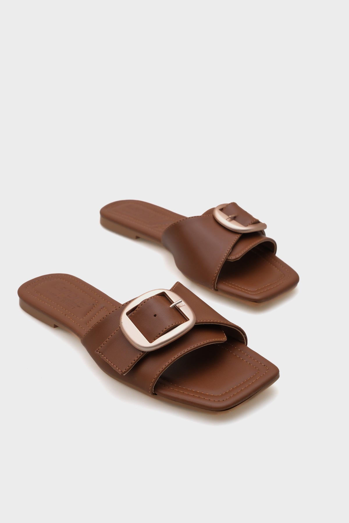 Kathy Metal Tokalı Düz Topuklu Küt Burunlu Kadın Terlik