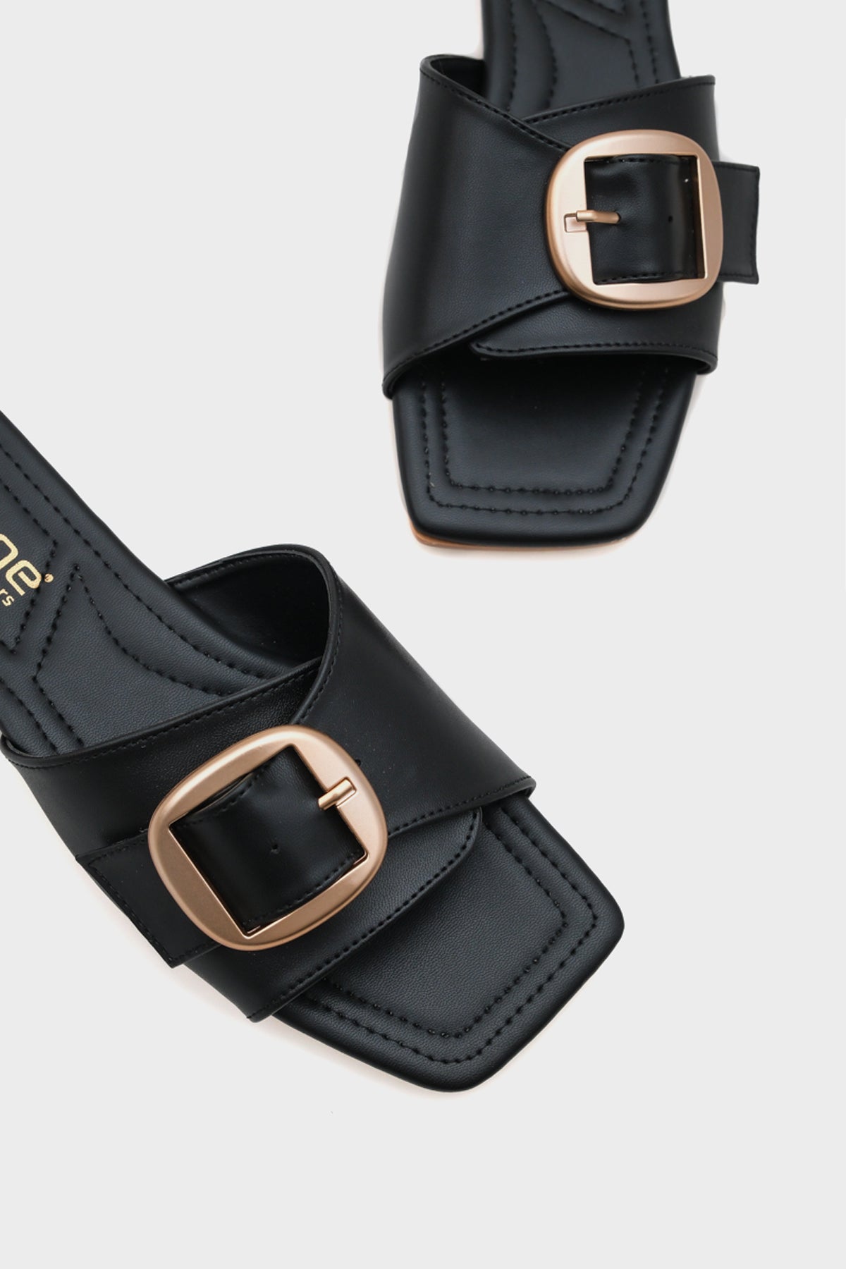 Kathy Metal Tokalı Düz Topuklu Küt Burunlu Kadın Terlik