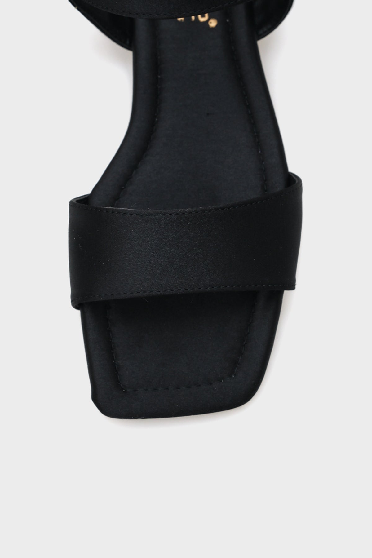 Celinda Bilekten Bantlı Küt Burunlu Düz Topuklu Saten Kadın Sandalet