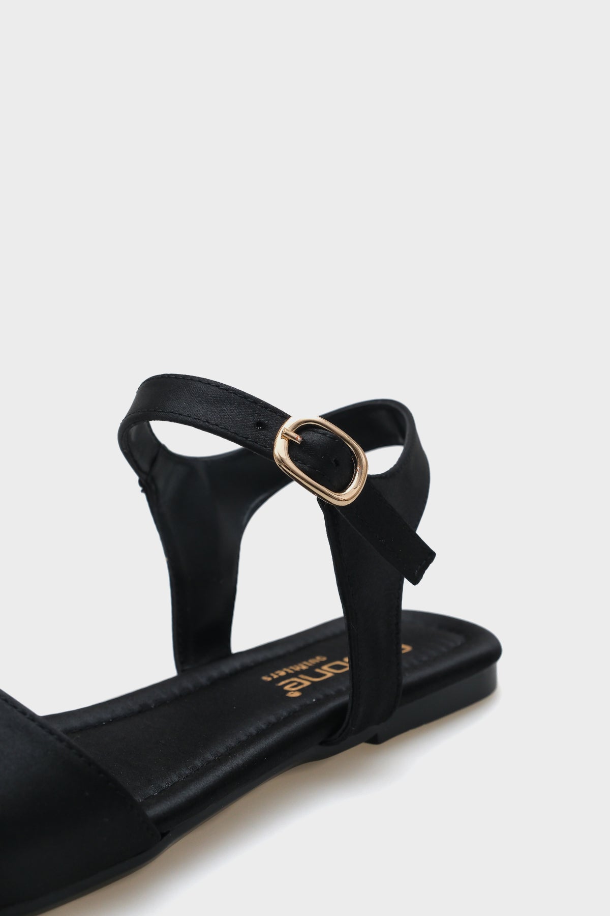 Celinda Bilekten Bantlı Küt Burunlu Düz Topuklu Saten Kadın Sandalet