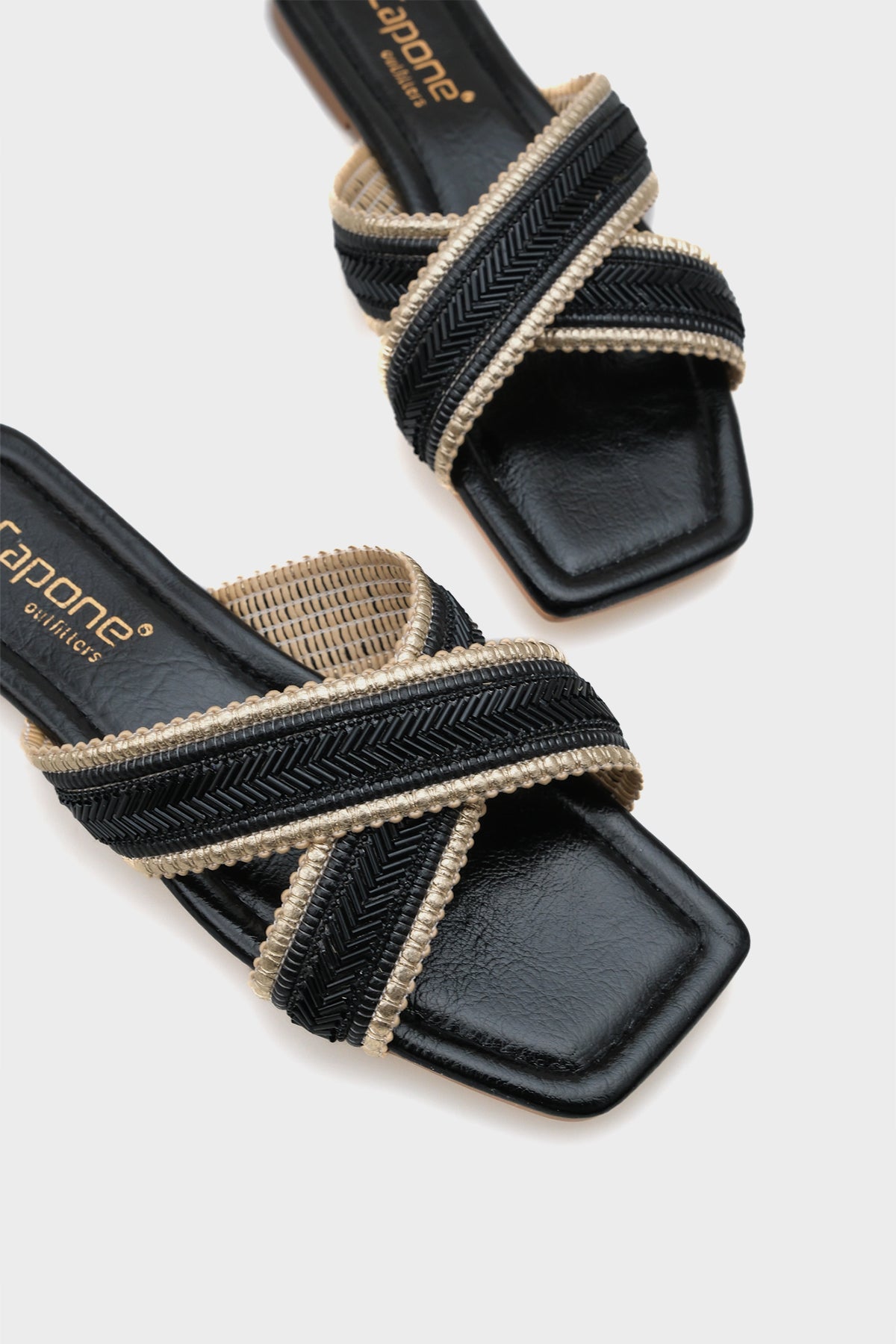 Ketty Düz Topuklu Parlak Küt Burunlu Çapraz Bantlı Kadın Terlik