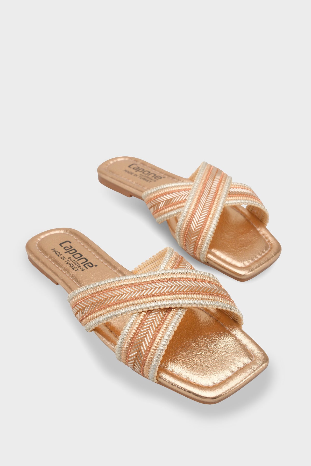 Ketty Düz Topuklu Parlak Küt Burunlu Çapraz Bantlı Kadın Terlik