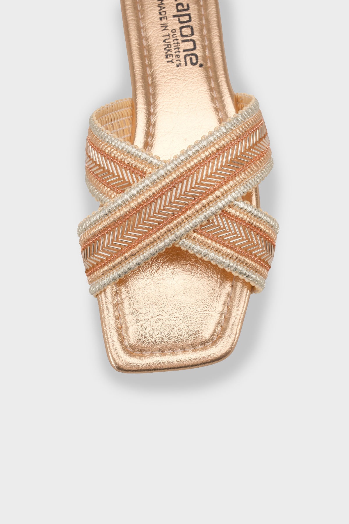 Ketty Düz Topuklu Parlak Küt Burunlu Çapraz Bantlı Kadın Terlik