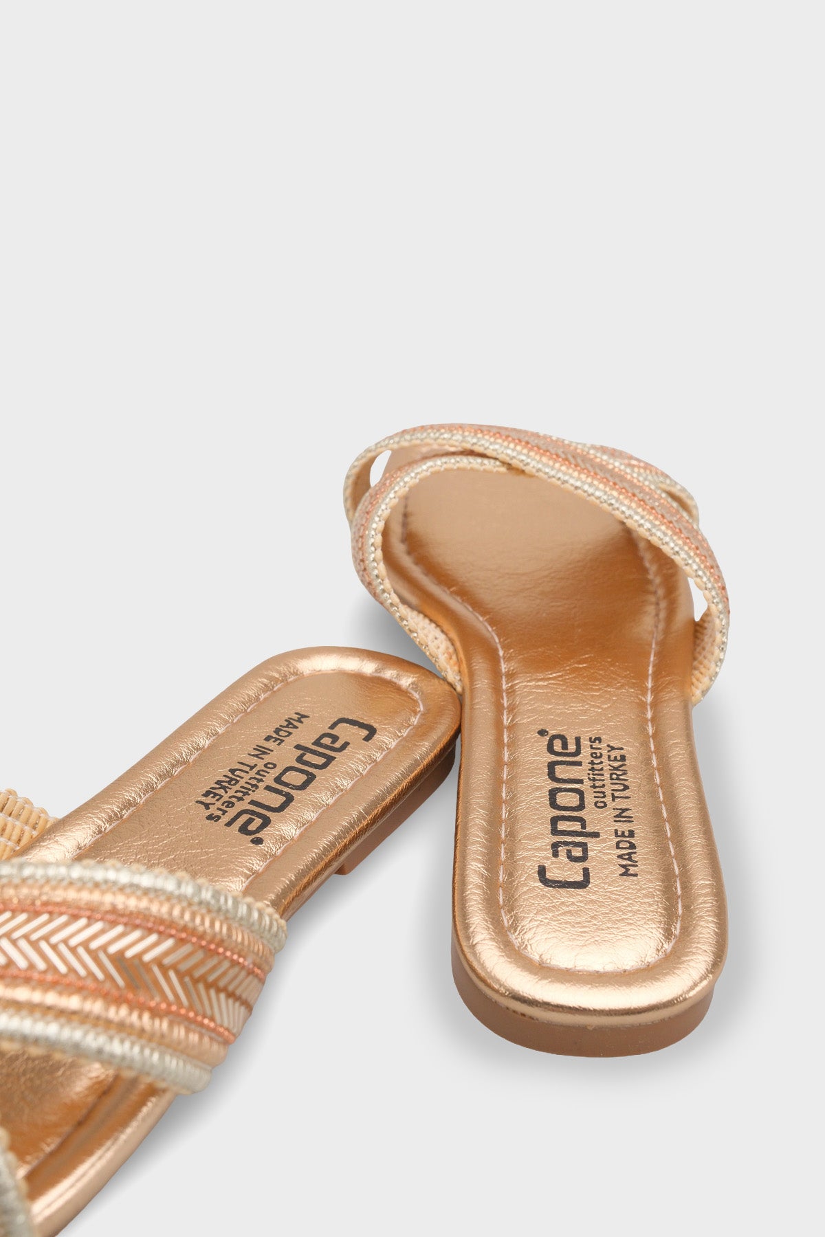 Ketty Düz Topuklu Parlak Küt Burunlu Çapraz Bantlı Kadın Terlik