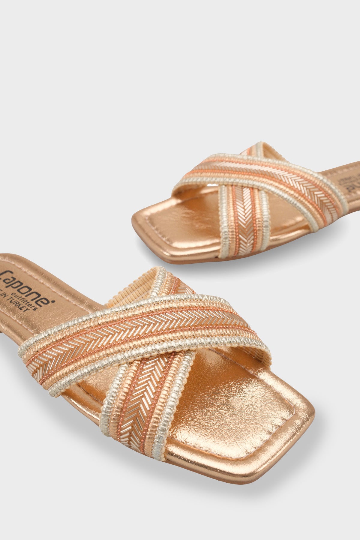 Ketty Düz Topuklu Parlak Küt Burunlu Çapraz Bantlı Kadın Terlik